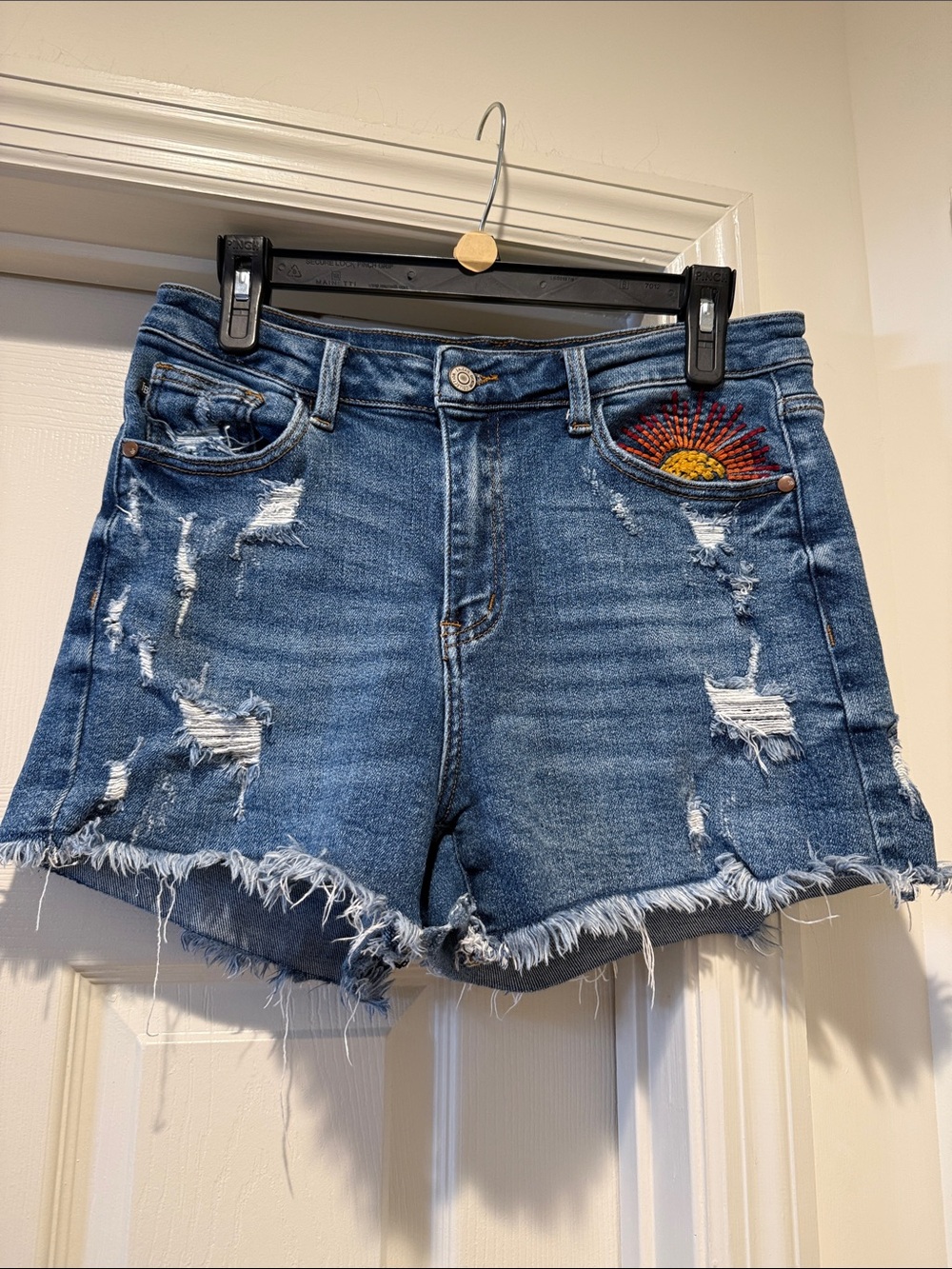 Judy Blue Distressed Denim Shorts Rainbow Sunburst Embroidery 3” Inseam 29 waist - Picture 2 of 16